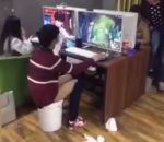 joueur jeu-video Un joueur dans un cybercafé fait caca dans un seau