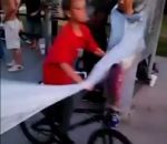 chute enfant Enfant à vélo vs Ruban plastique