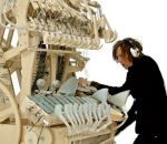 machine musique Une machine musicale en bois avec des billes