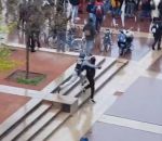 police manifestant Plaquage musclé d'un policier sur un manifestant