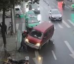 camionnette Sauvetage d'une piétonne coincée sous une camionnette