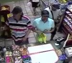 camera magasin surveillance Un malfaiteur installe un skimmer sur un lecteur de carte bancaire