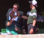tennis joueur Dominic Inglot checke un ramasseur de balle