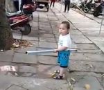 chine enfant Un enfant défent sa grand-mère avec un tube en acier
