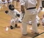 martial coup Un enfant sauve une fillette pendant un cours d'arts martiaux