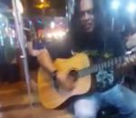 guitare rue public Public de chatons pour un musicien de rue