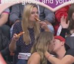 fille manger Pizza Girl pendant une Kiss Cam