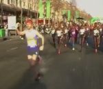 commentateur course Un plaisantin au départ du Marathon de Paris 2016