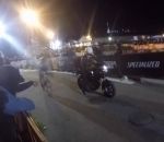 accident course crash Quand une moto cale en plein milieu d'une course cycliste