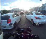 moto motard Deux voitures bloquent un motard dans un embouteillage
