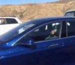 sieste voiture Dormir au volant d'une Tesla dans un embouteillage
