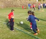 football enfant Câlin pendant un match de foot
