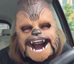 cri Une femme a un fou rire avec un masque Chewbacca