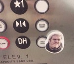 thrones Hodor sur un bouton d'ascenseur