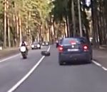 moto percuter Motard malchanceux vs Roue de voiture