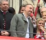 micro football chanter Ribéry chante « Les Champs-Élysées » 