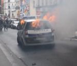 police manifestant Une voiture de police brûlée par des manifestants