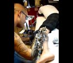 bras tatouage Un bras biomécanique pour tatoueur
