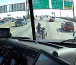 camionneur panne Un camion protège une motarde sur une autoroute