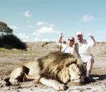 fake attaque Un couple de chasseurs pose avec un lion mort