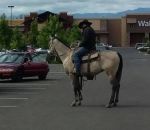 cheval cowboy Cet homme à cheval vient d'attraper un voleur de vélo avec son lasso