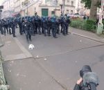 journaliste police Un CRS joue au foot pendant les manifestations