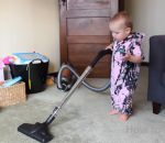 nettoyer menage Déléguer les tâches ménagères à son bébé
