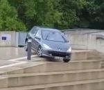 voiture femme inondation Une femme de 79 ans descend un escalier en voiture