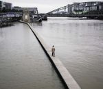 seul eau Un homme seul sur un muret au milieu de la Seine inondée