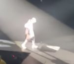 chute concert scene Justin Bieber tombe dans une trappe sur scène