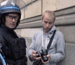 police policier manifestation La police oblige un photographe à effacer ses photos