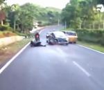 collision voiture motard Un motard se couche pour éviter une voiture