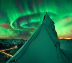 aurore boreale Attraper les aurores boréales au sommet d'une montagne