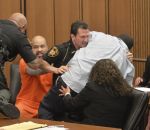 attaque Un père attaque le meurtrier de sa fille en plein tribunal