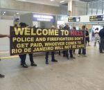 banderole Les policiers et pompiers de Rio de Janeiro accueillent les touristes à l'aéroport