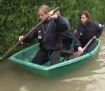 barque eau Trois policiers dans une barque vs Inondations (Sept à huit)