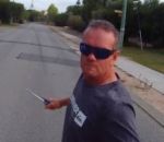 road Road Rage entre un cycliste et un automobiliste avec couteau