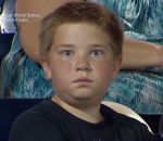 regard Staredown Kid, un enfant fixe une caméra pendant un match de baseball
