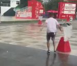 homme glissade Un supporter s'amuse sous la pluie