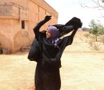 syrie voile femme Une femme syrienne retire son niqab après le départ de l'Etat islamique de son village