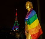 victime tour La Tour Eiffel aux couleurs arc-en-ciel en hommage aux victimes d'Orlando