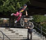 escalier saut Agente de sécurité vs Rider en BMX