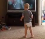 film tele enfant Un bébé s'entraine devant Rocky