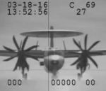 avion cable porte-avions Le brin d'arrêt lâche pendant l'appontage d'un E-2C Hawkeye