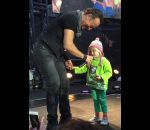 fille enfant  Bruce Springsteen invite une petite fille sur scène