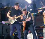 chanson concert Coldplay et Michael J. Fox jouent Johnny B. Goode