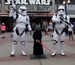 wars enfant stormtrooper Un enfant déguisé en Kylo Ren escorté par deux stormtroopers