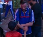 supporter Un enfant portugais console un supporter français