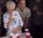 mamie Une mamie joue au beer-pong