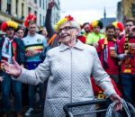 danse Un mamie au milieu des supporters belges